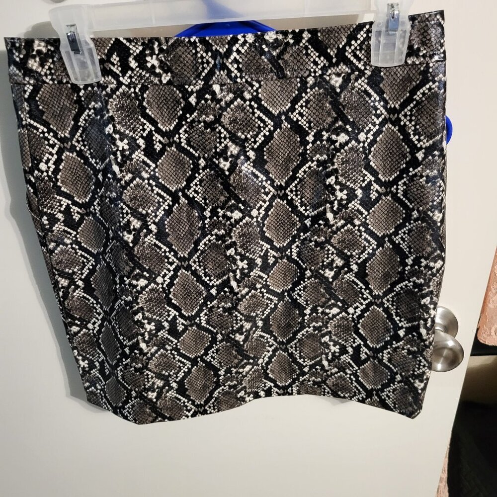 NWOT SHINESTAR SNAKESKIN PRINT SKIRT SZ S - Picture 2 of 6